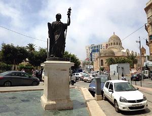 ORAN-La statue de la Justice, a gauche le square Garbe a droite l'arriere de la cathedrale